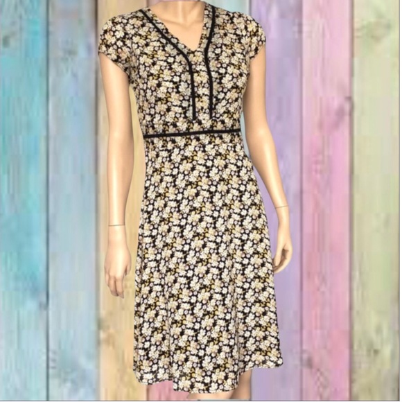 DE Collection Dresses & Skirts - DE Collection Black Vintage Floral V-neck Lined Floral Dress
